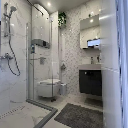 Harmony Apartment- 4 People- New Modern Flat-by The Sea *