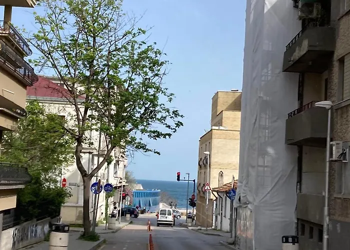 Harmony Apartment- 4 People- New Modern Flat-by The Sea 아파트 바르나